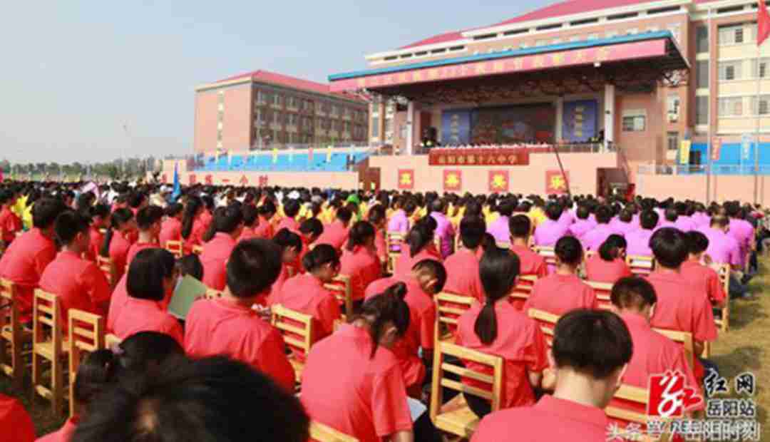 尊师重教当模范 慷慨捐赠助发展